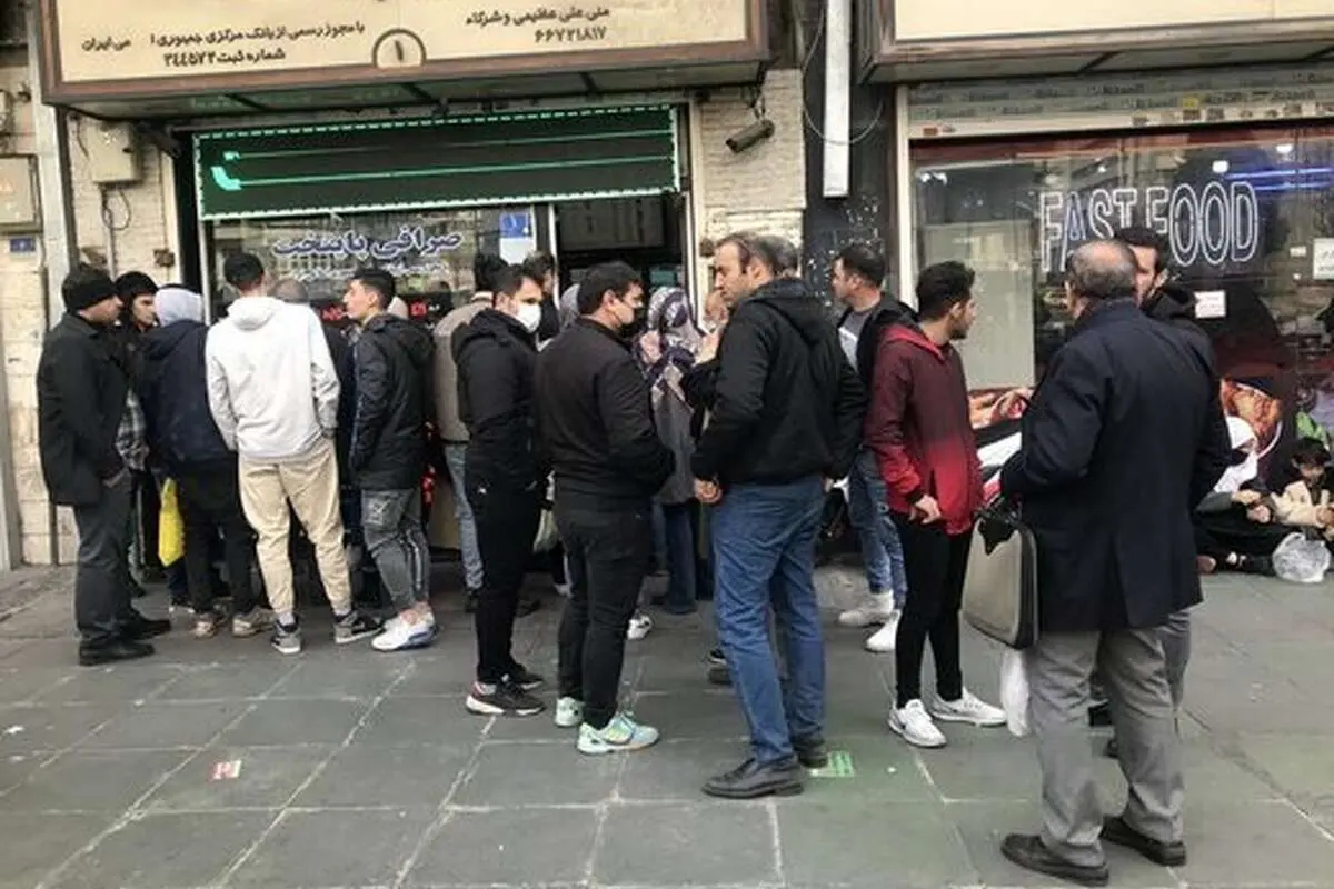 صف طویل سهمیه ۵۰۰۰ یورویی و ناظر بودن دلالان