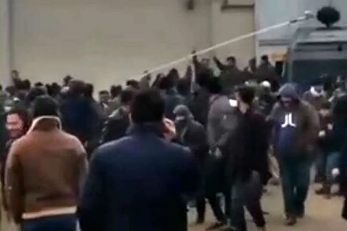 استفاده پلیس از آبپاش در شهر زلزلهزده خوی