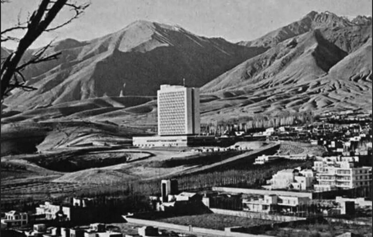(عکس) بزرگ‌ترین هتل خاورمیانه در تهران قدیم؛ ساختمان ١۵ طبقه‌ای که روزگاری آسمان خراش بود