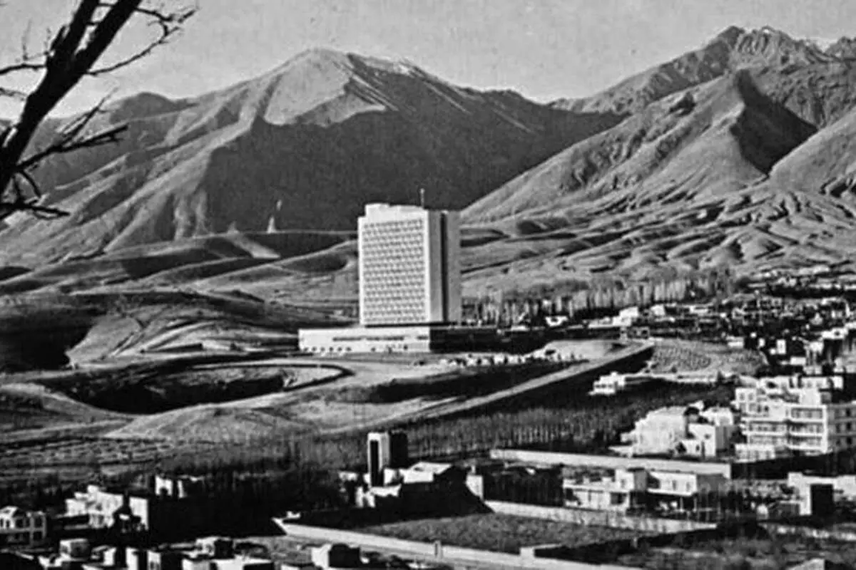 (عکس) بزرگ‌ترین هتل خاورمیانه در تهران قدیم؛ ساختمان ١۵ طبقه‌ای که روزگاری آسمان خراش بود