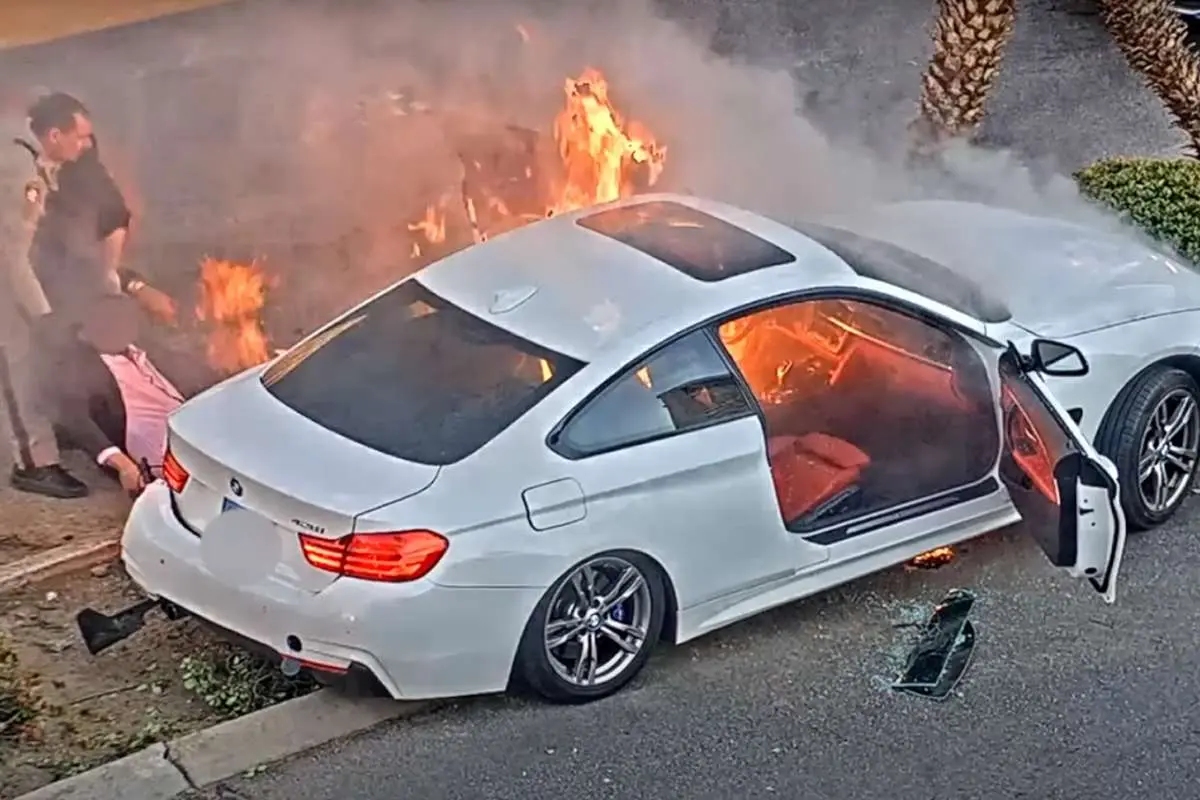 (ویدئو) نجات راننده از خودروی BMW درحال سوختن