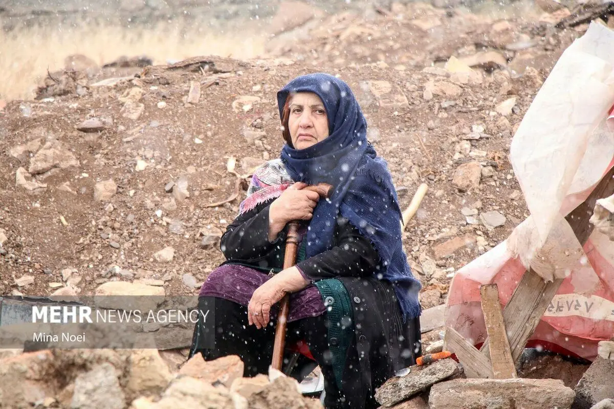 (تصاویر) بارش برف در مناطق زلزله زده خوی