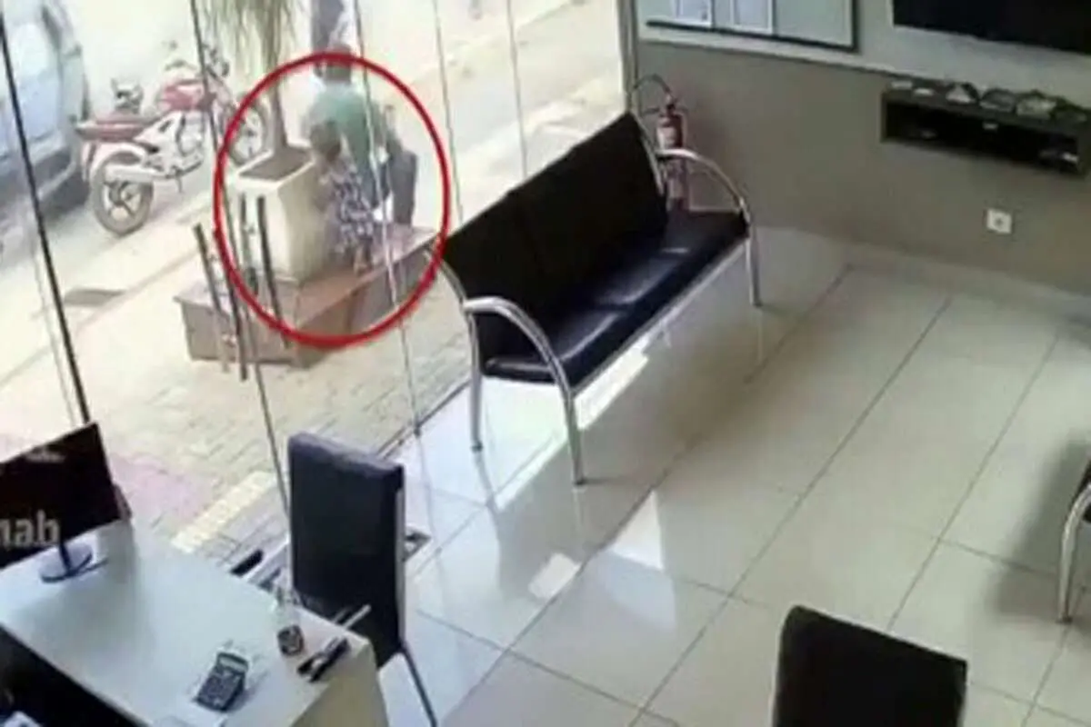 (ویدئو) لحظه یورش خودرو به داخل مغازه و نجات معجزهآسای کودک!