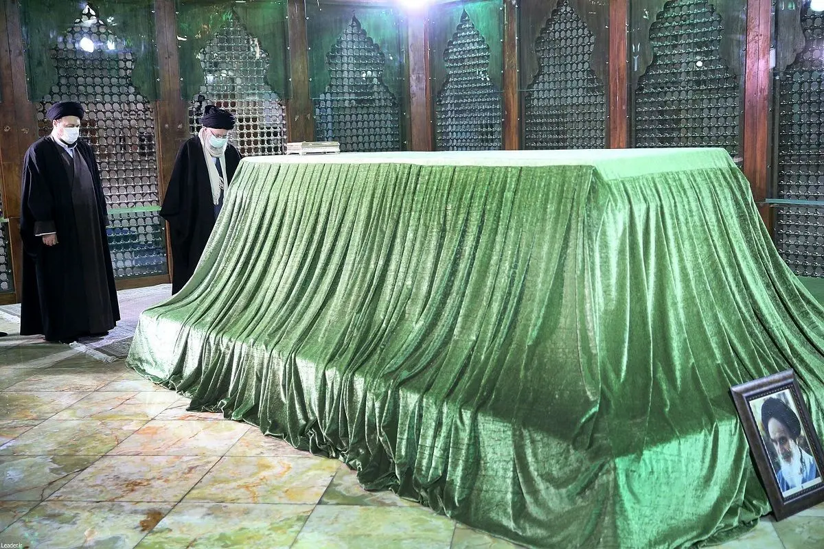 (عکس) حضور رهبر انقلاب بر مزار دو شهید حادثه هواپیمای اوکراینی