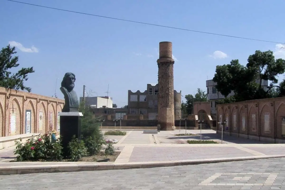 (تصاویر) ترک‌خوردگی چندبنای تاریخی در «خوی» / آرامگاه «شمس» آسیب جدی ندید