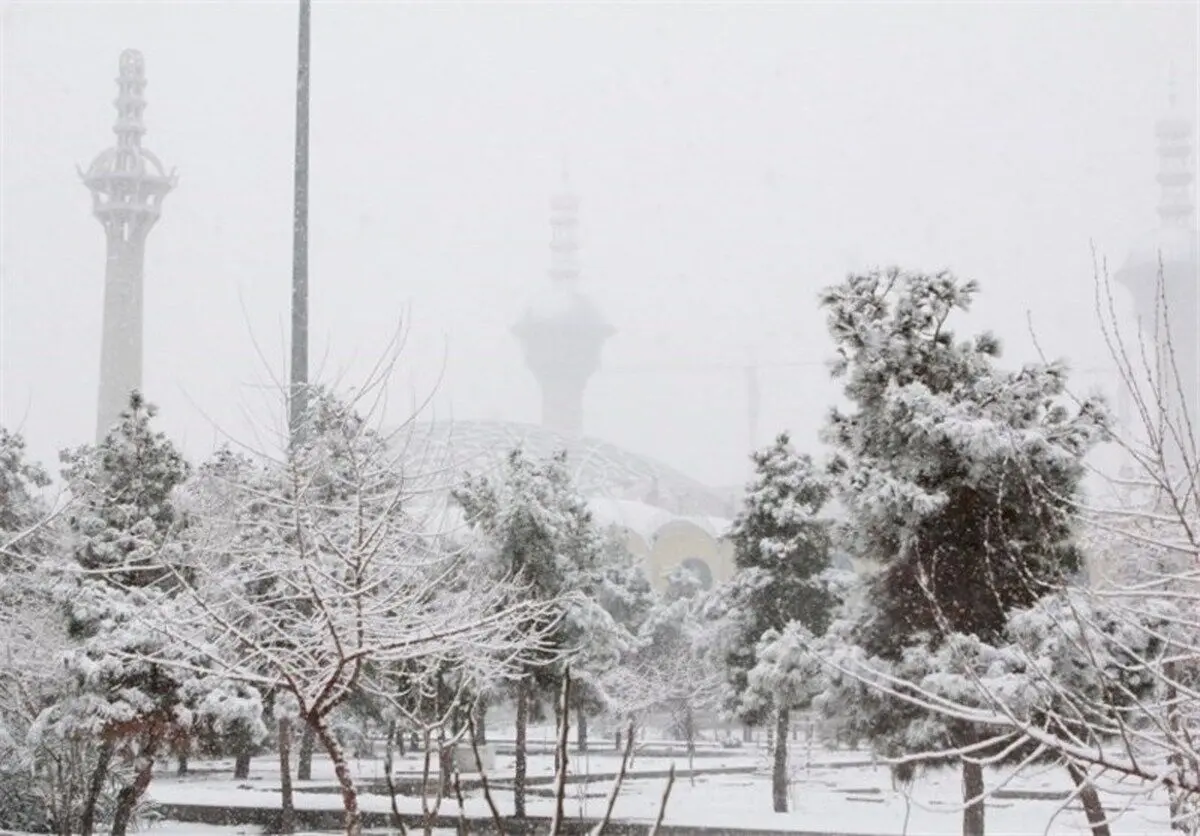 آسمان مه‌آلود و بارش برف و باران در تهران