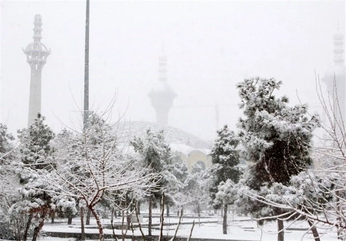 آسمان مه‌آلود و بارش برف و باران در تهران