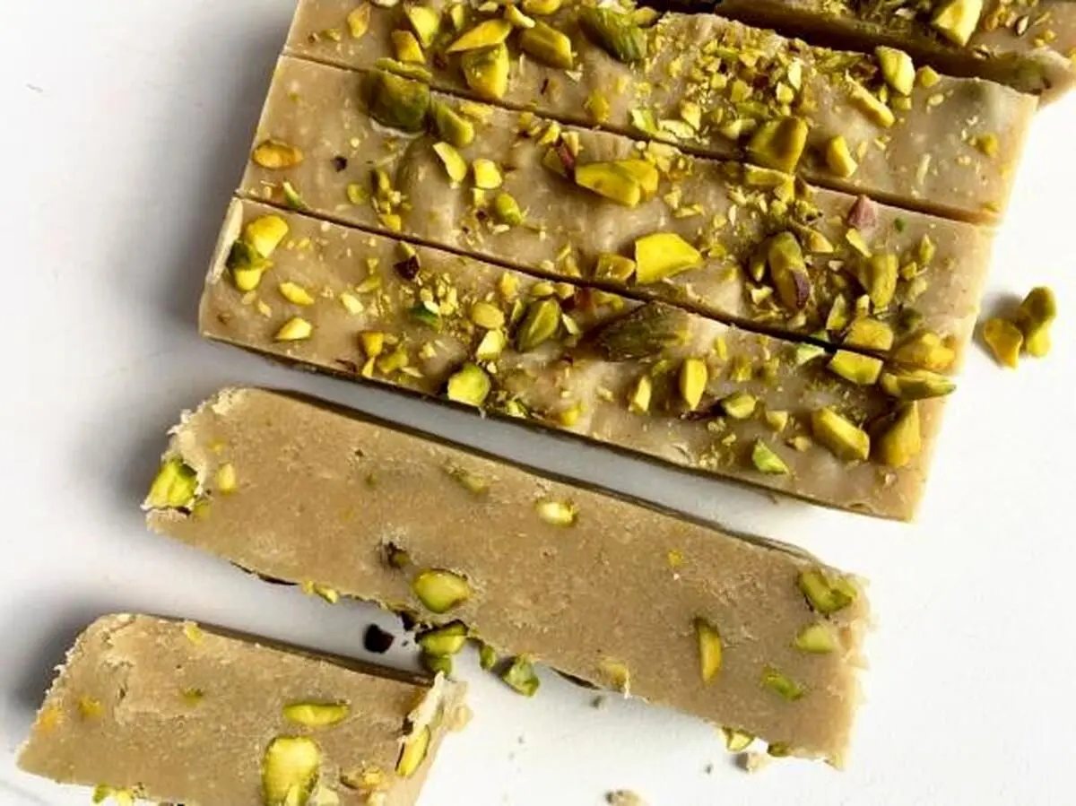 طرز تهیه حلوای ارده و پسته؛ یک میان وعده مقوی