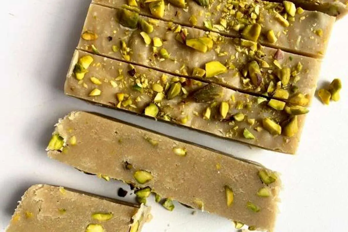 طرز تهیه حلوای ارده و پسته؛ یک میان وعده مقوی