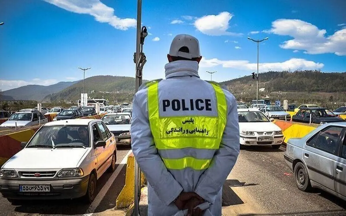 (ویدیو) اقدام زیبای یک سرباز در روز بارانی تهران برای عبور عابران