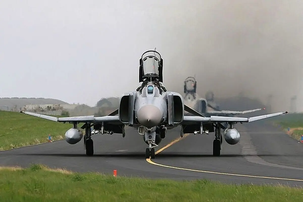 (ویدئو) حرکات نمایشی جذاب جنگنده اف ۵ در آسمان از دید خلبان