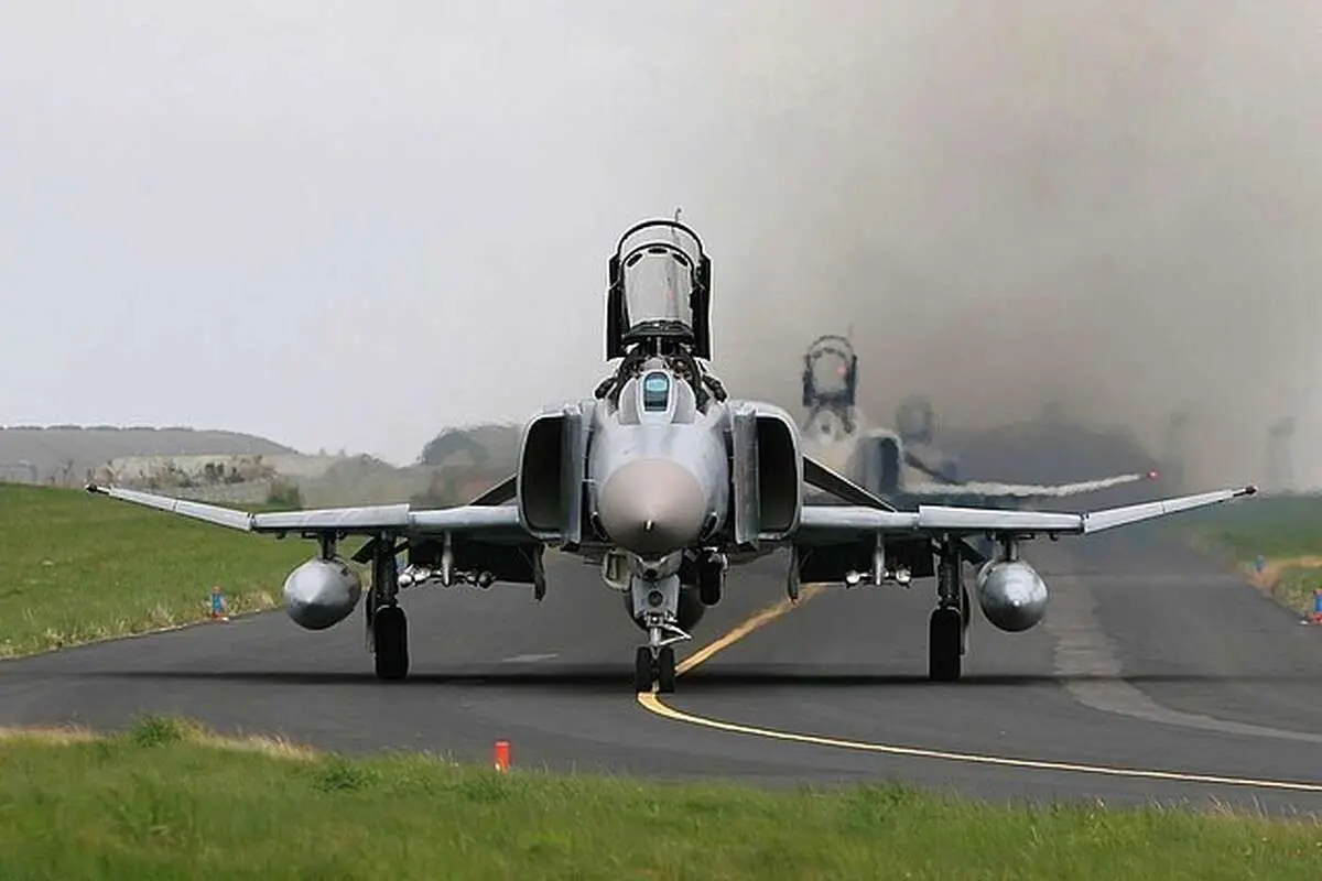 (ویدئو) حرکات نمایشی جذاب جنگنده اف ۵ در آسمان از دید خلبان