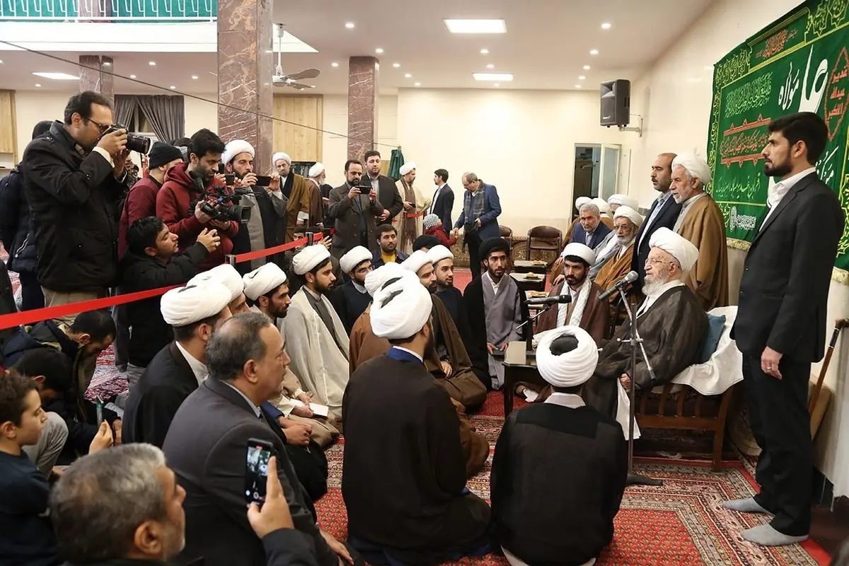 آیت الله مکارم: شیعه عملی باشیم نه شیعه ظاهری