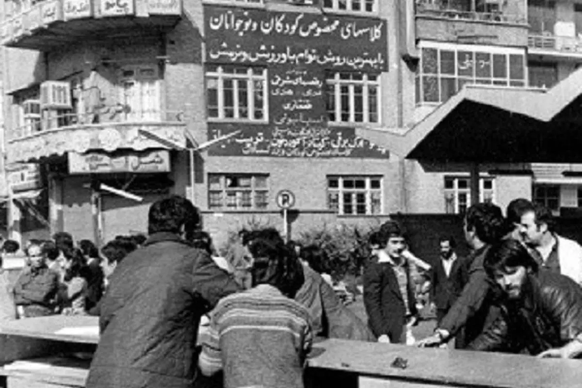 تفسیر عکسی از روزهای انقلاب؛ نوشتهها و آدمها و اشیا