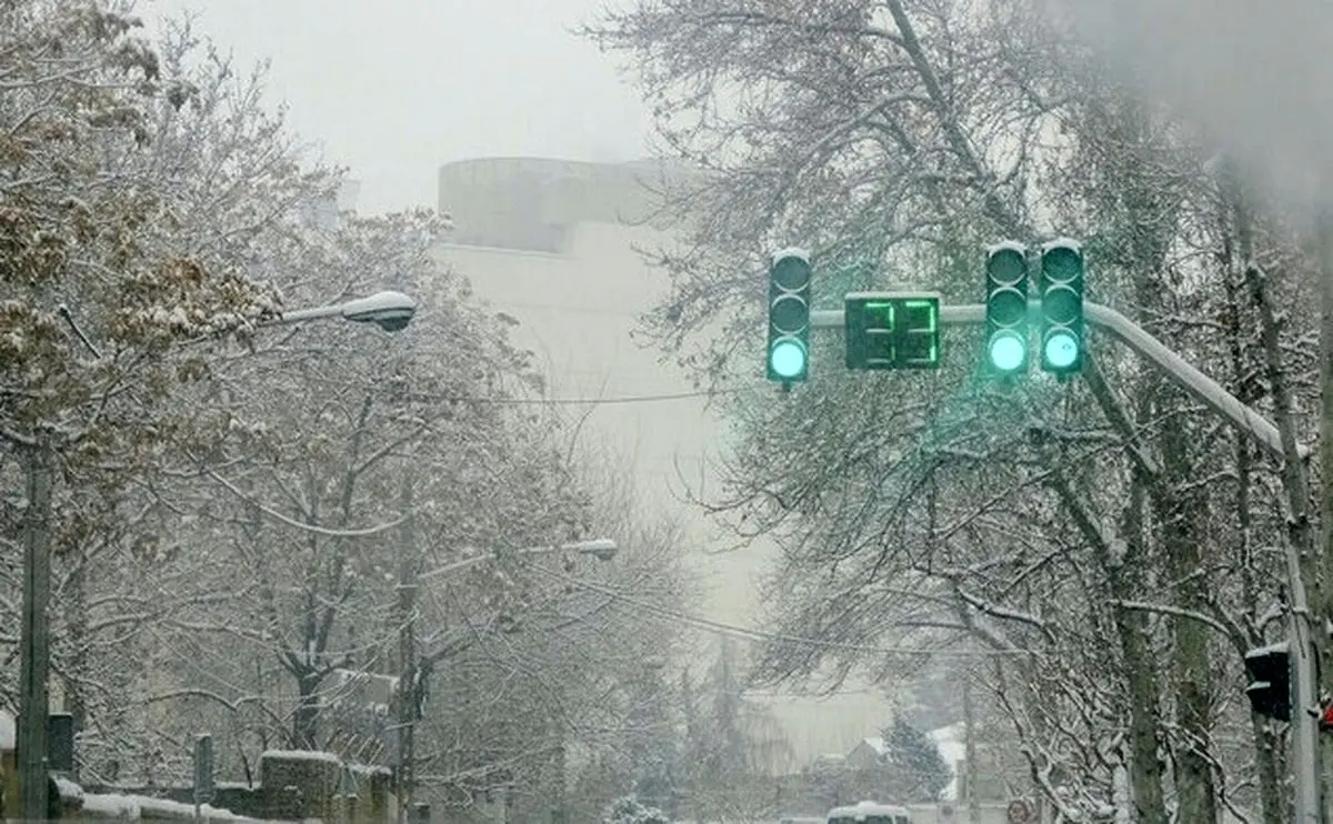 بارش برف و باران در تهران/ کاهش نسبی دما