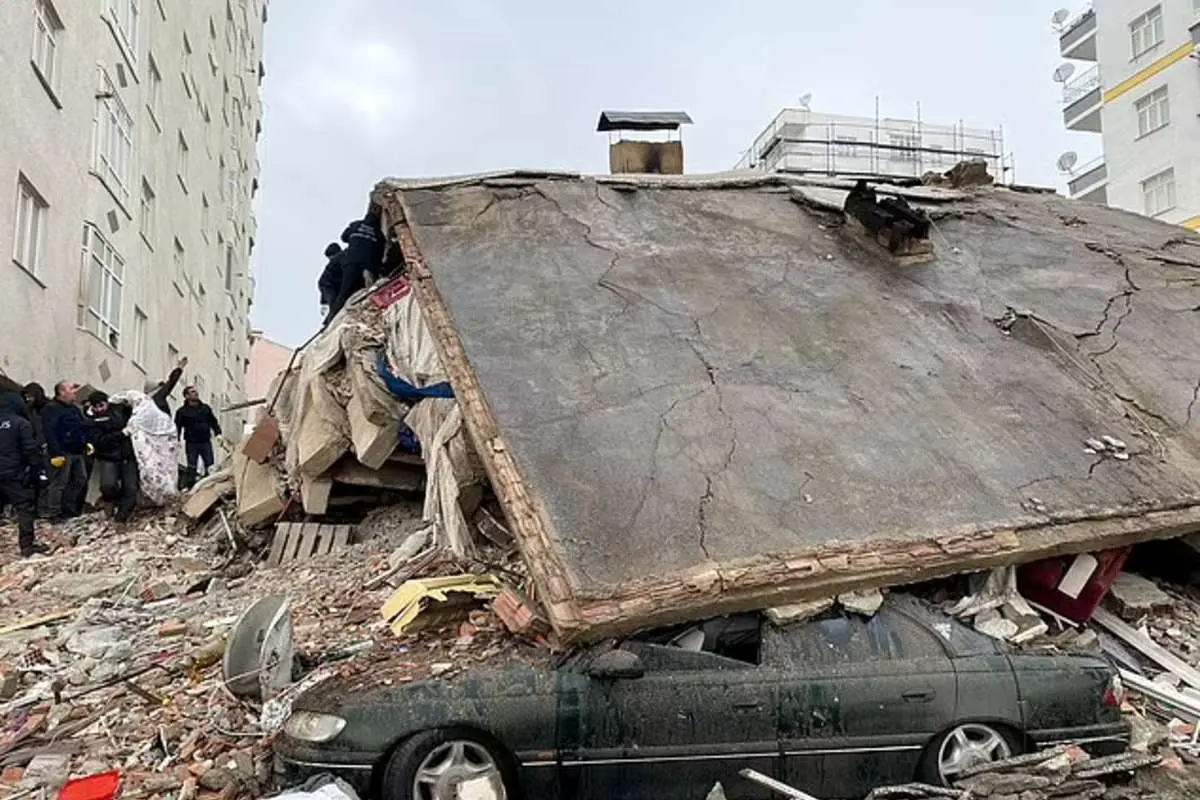 (ویدئو) ۲ کودک محبوس شده زیرآوار در ادلب سوریه