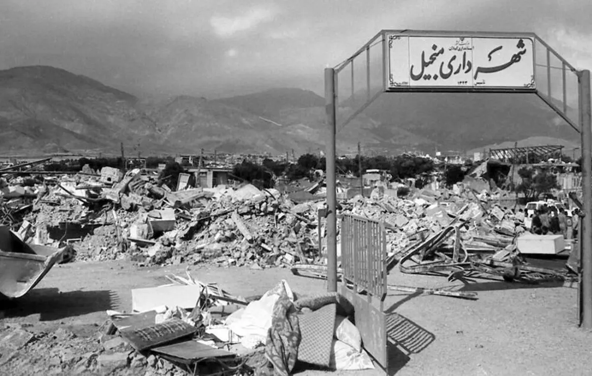 (تصاویر) نگاه مات پدر به فرزندش در زلزله مرگ‌بار رودبار