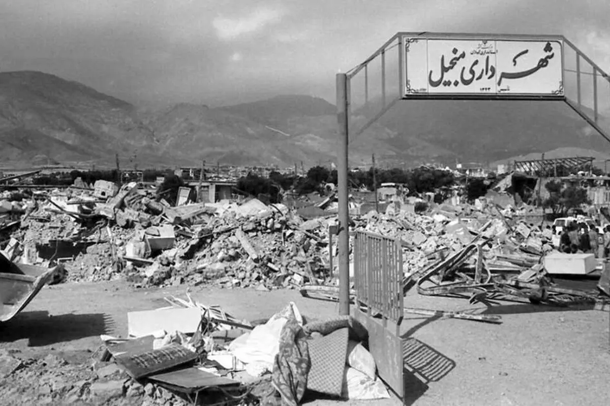 (تصاویر) نگاه مات پدر به فرزندش در زلزله مرگبار رودبار