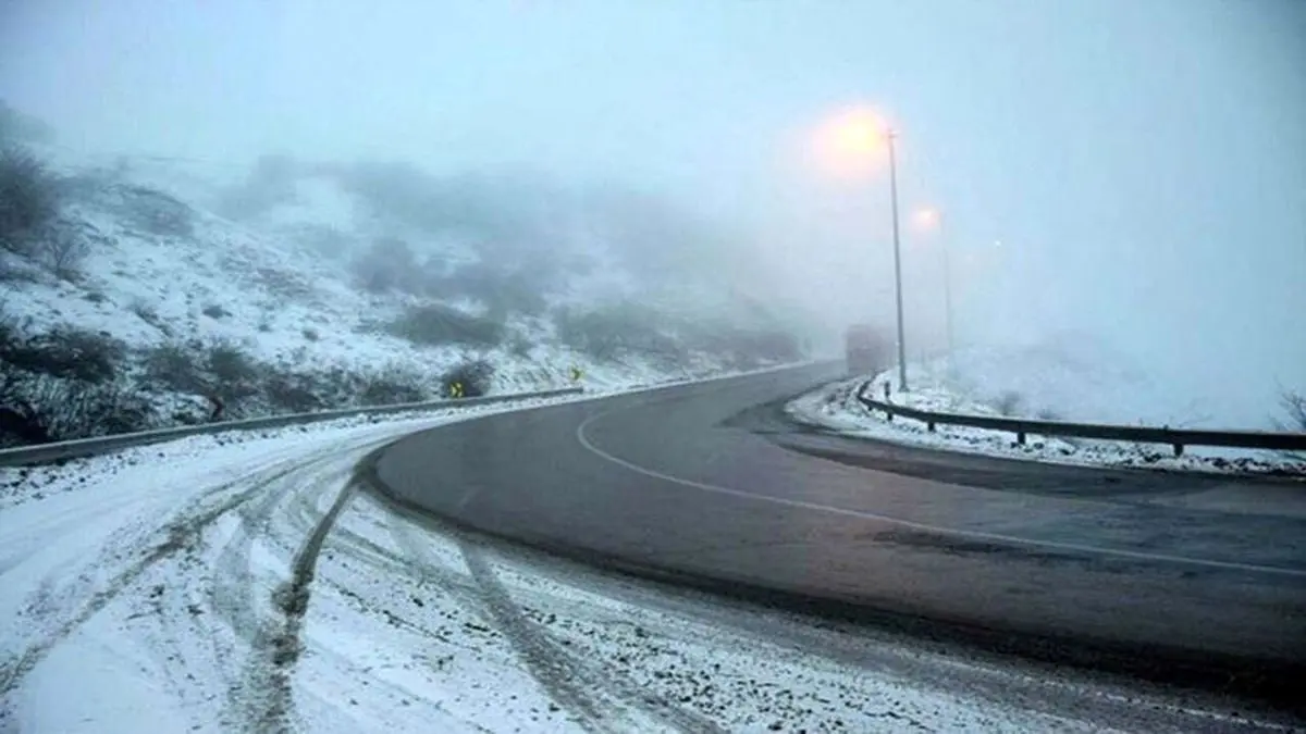 آغاز برف و باران در جاده‌های شمال