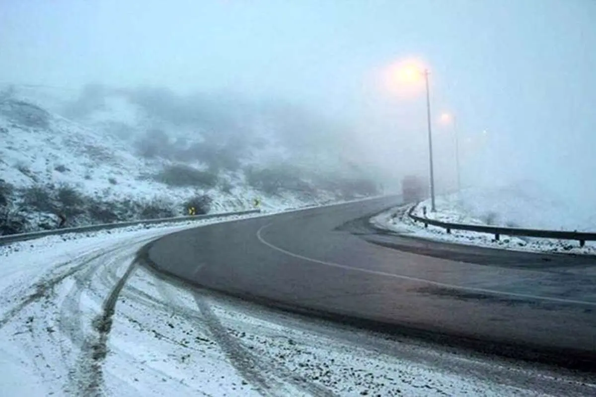 آغاز برف و باران در جادههای شمال