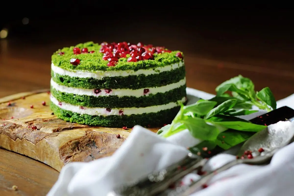 طرز تهیه کیک اسفناج با سس شکلاتی