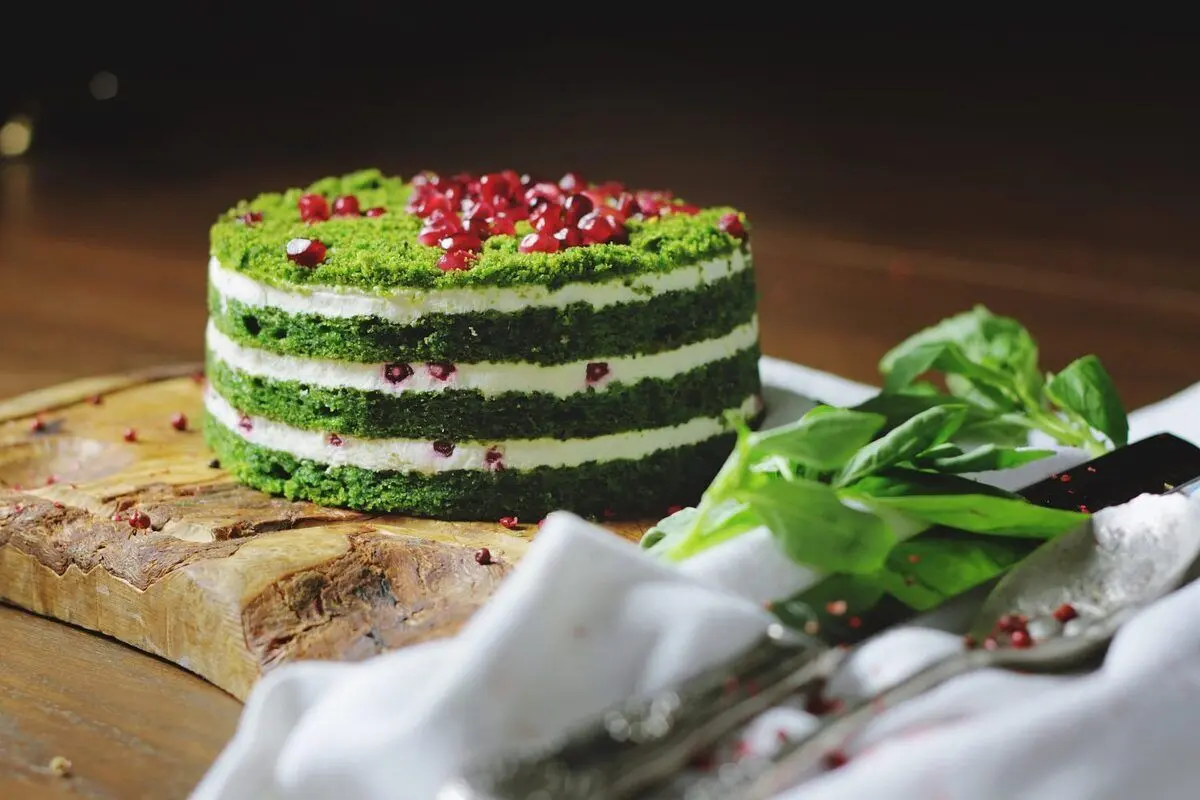 طرز تهیه کیک اسفناج با سس شکلاتی
