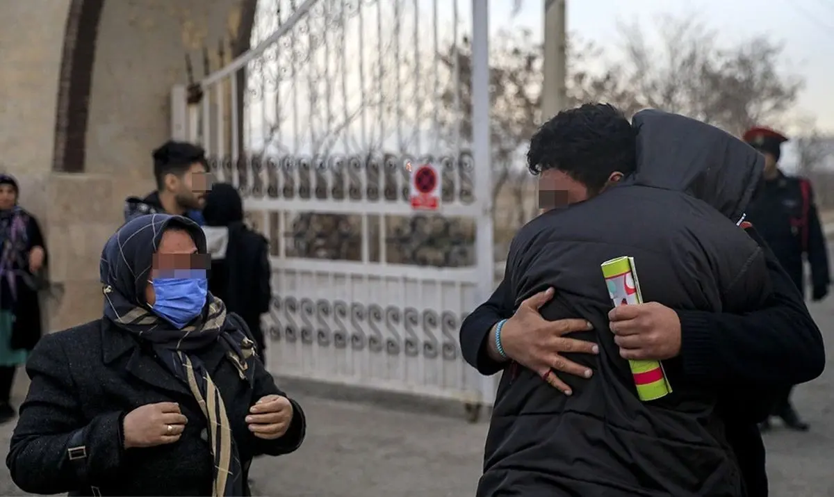 (تصاویر) آزادی زندانیان واجد شرایط عفو در زندان مرکزی کرج
