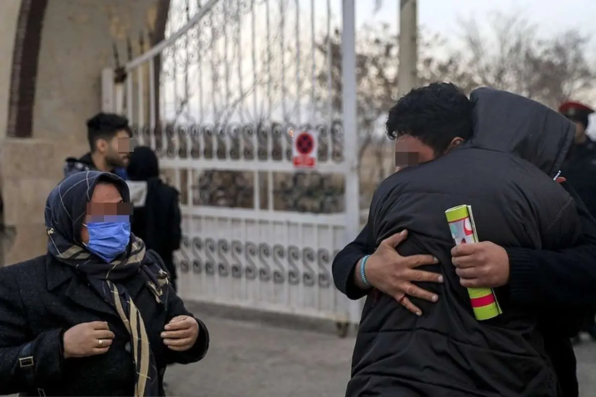 (تصاویر) آزادی زندانیان واجد شرایط عفو در زندان مرکزی کرج