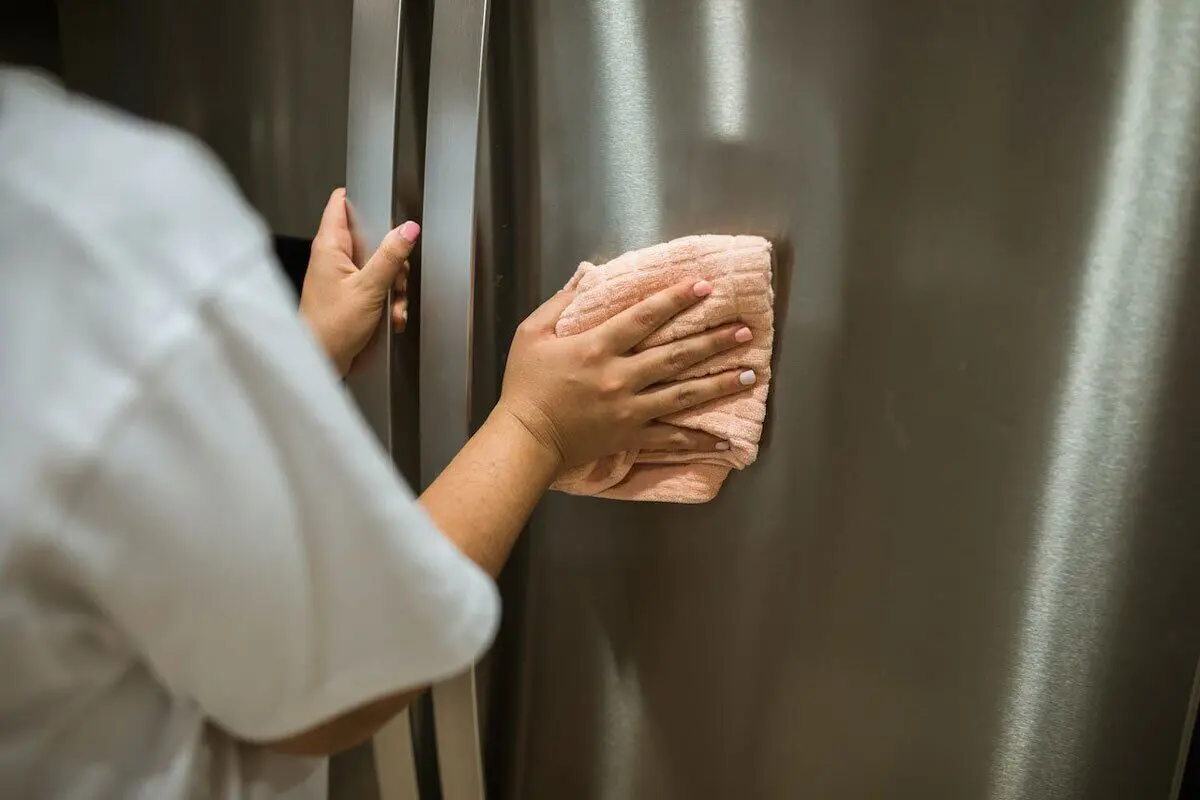 ۷ ترفند برای تمیز کردن یخچال در کمتر از ۳۰ دقیقه