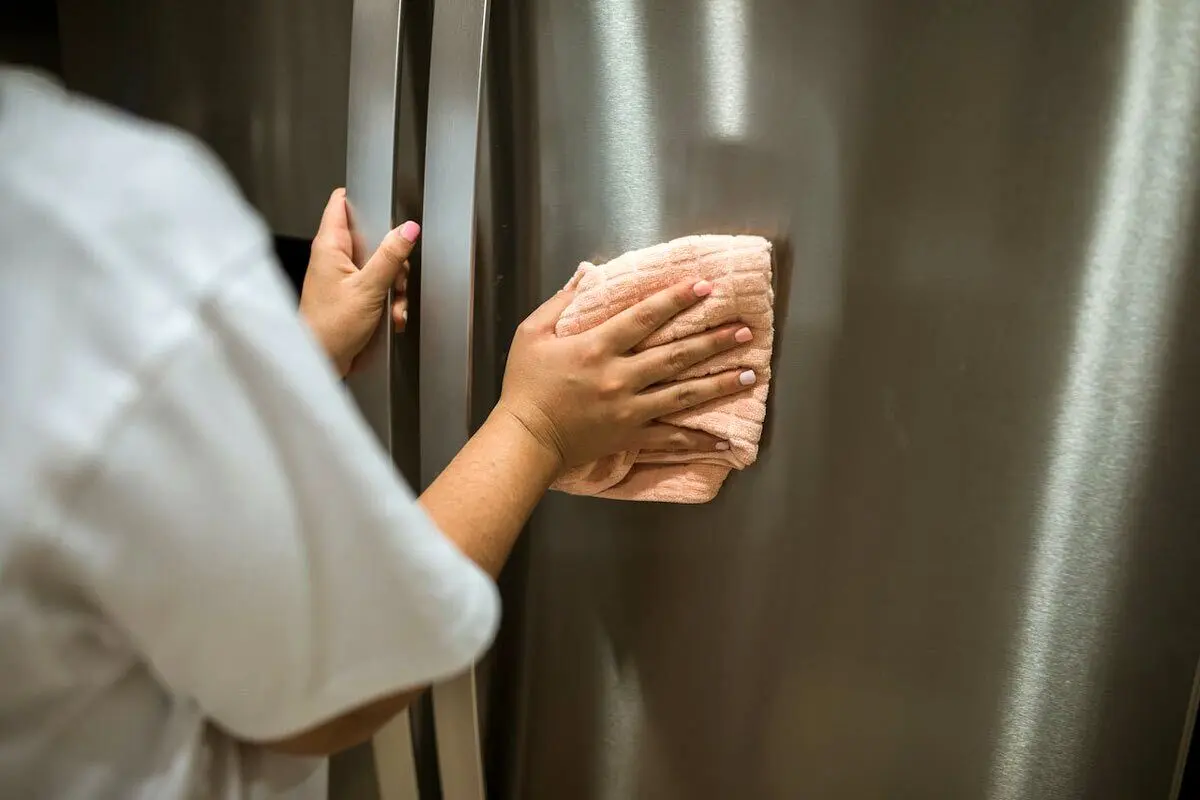 ۷ ترفند برای تمیز کردن یخچال در کمتر از ۳۰ دقیقه