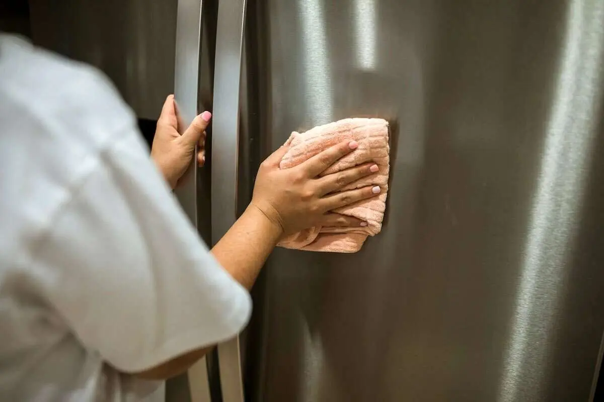 ۷ ترفند برای تمیز کردن یخچال در کمتر از ۳۰ دقیقه