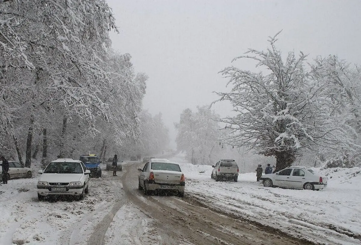 برف و باران در جاده‌های ۲۱ استان کشور؛ ترافیک نیمه سنگین در محور هراز