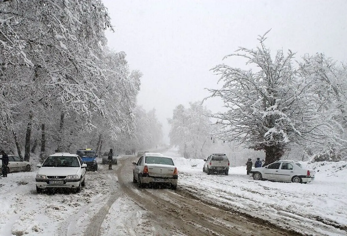 برف و باران در جاده‌های ۲۱ استان کشور؛ ترافیک نیمه سنگین در محور هراز