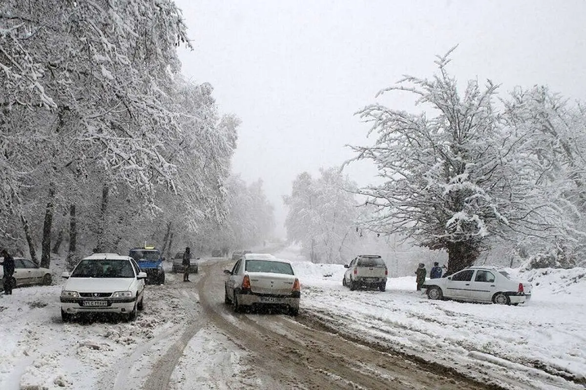 برف و باران در جاده‌های ۲۱ استان کشور؛ ترافیک نیمه سنگین در محور هراز