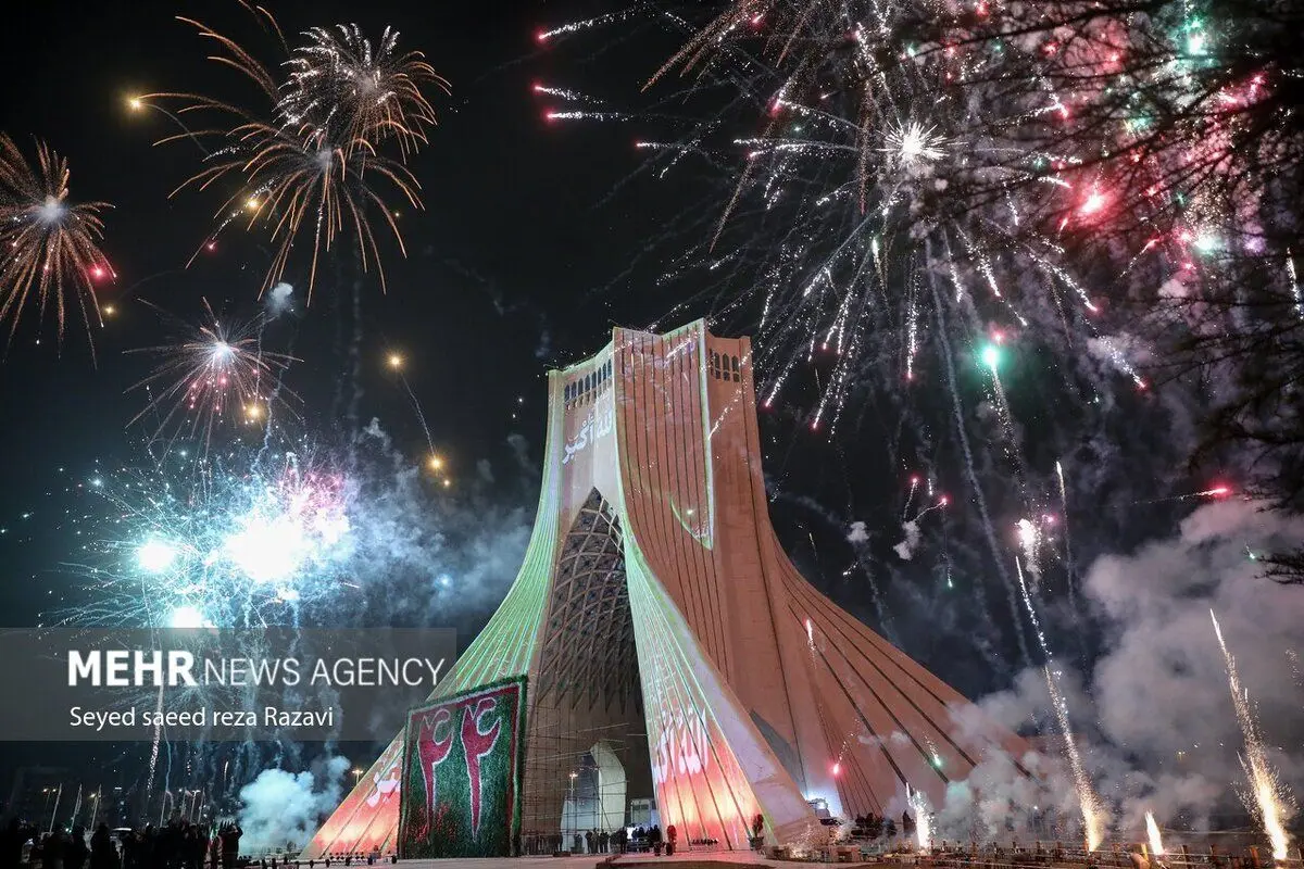 (تصاویر) جشن ۴۴ سالگی انقلاب در میدان آزادی
