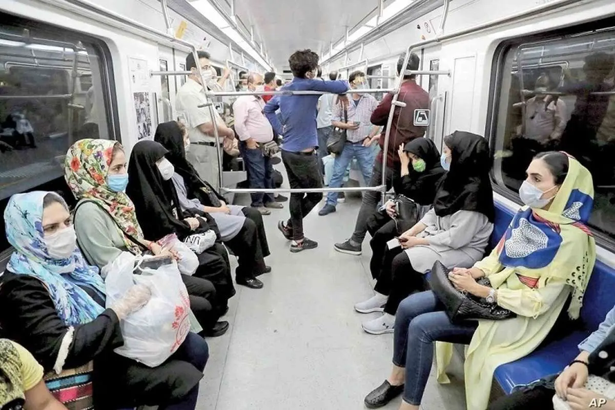قابی خاص از تنهایی مسافران مترو پربازدید شد