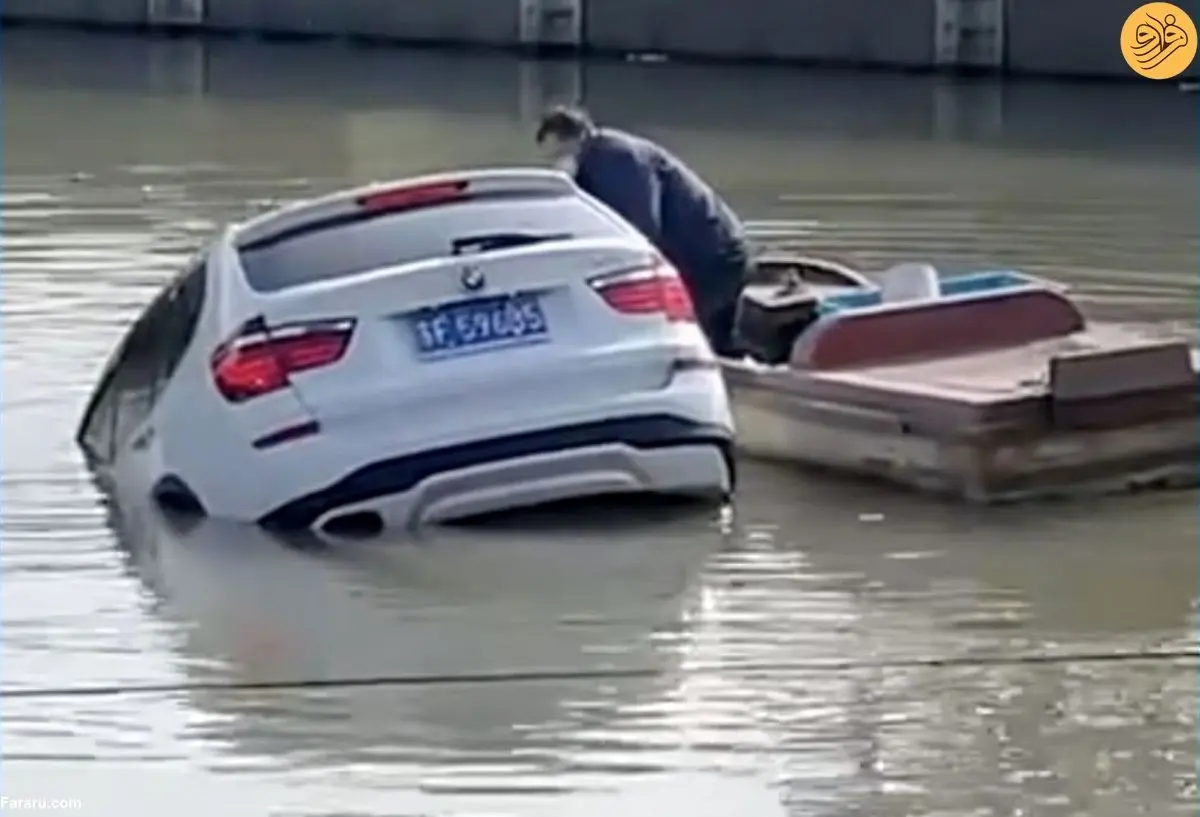 (ویدئو) نجات راننده خودروی BMW پس از سقوط در رودخانه