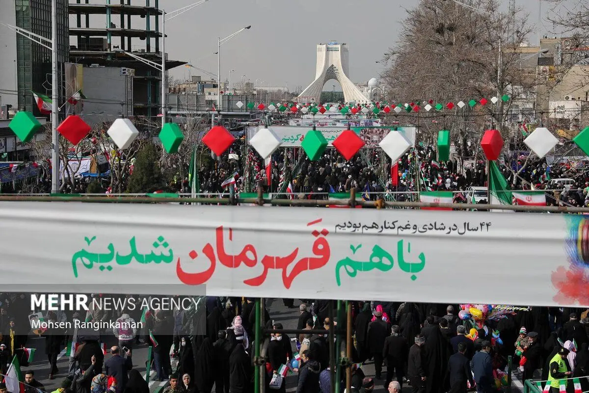 (تصاویر) راهپیمایی ۲۲ بهمن؛ از زنان کفن پوش تا نمایش موشک