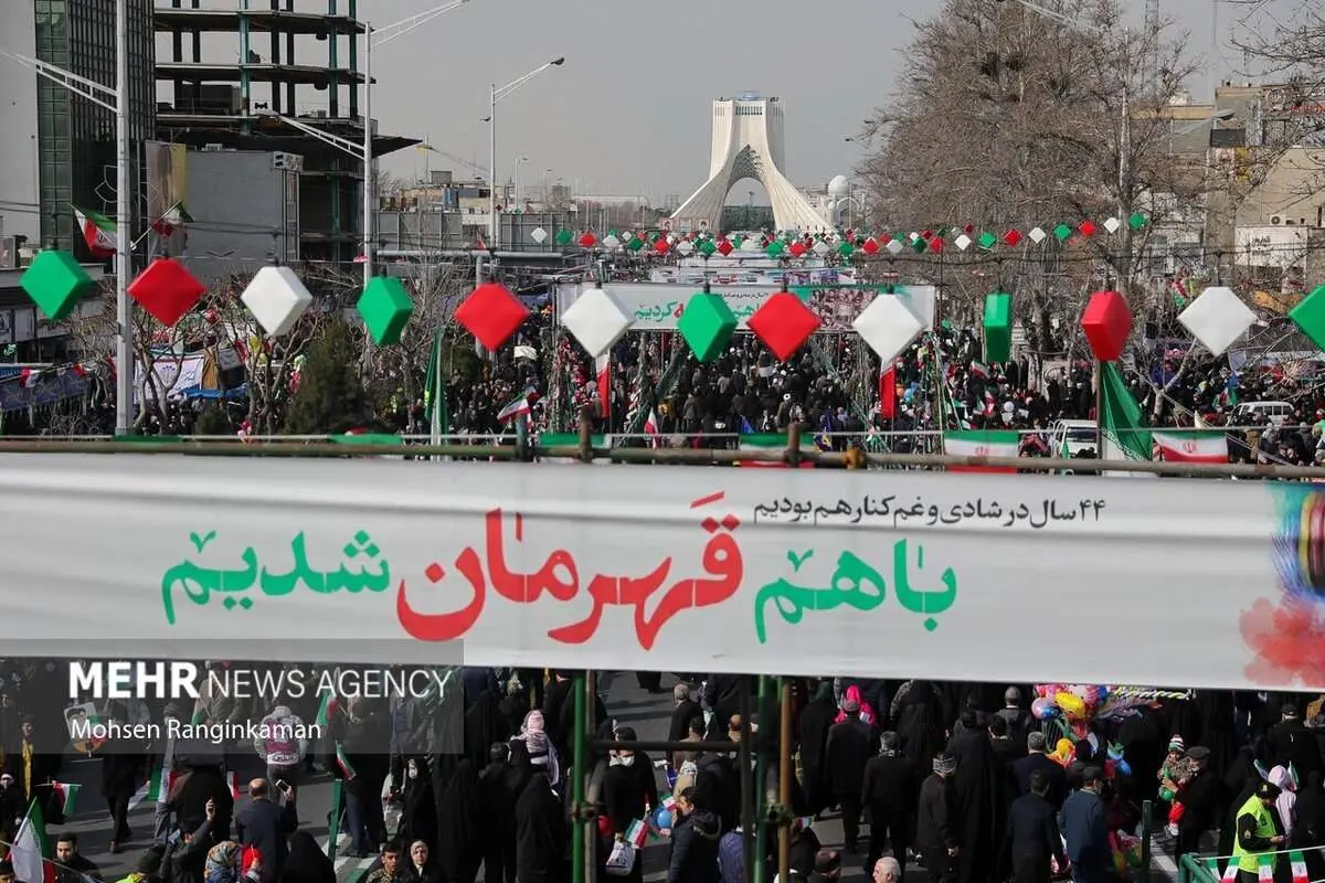 (تصاویر) راهپیمایی ۲۲ بهمن؛ از زنان کفن پوش تا نمایش موشک