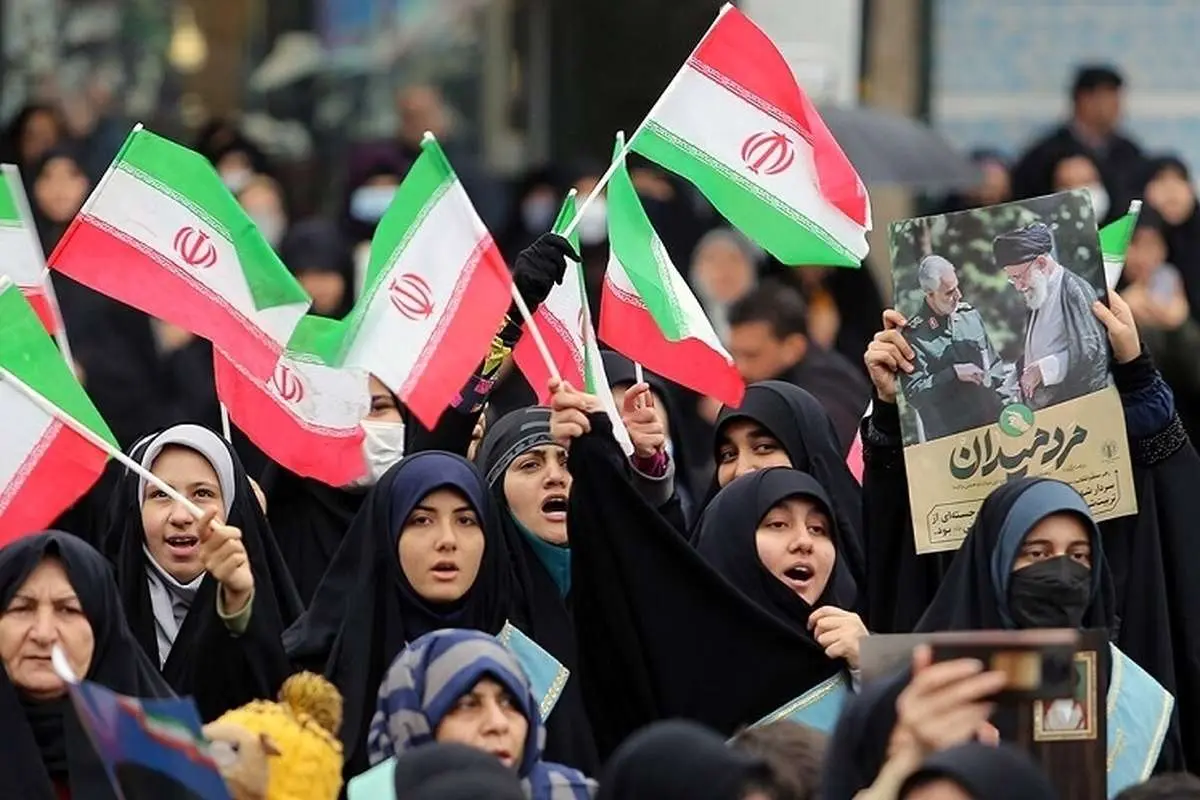 راهپیمایانِ ۲۲بهمن، علی کریمی را آتش زدند!