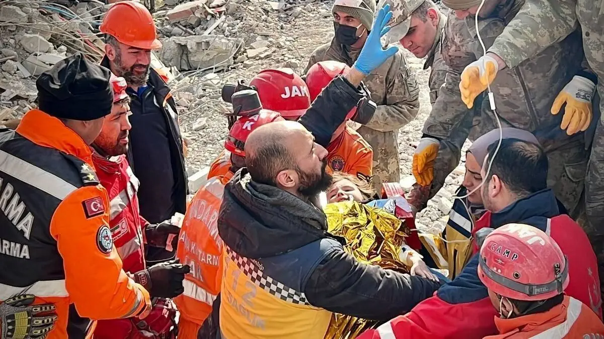 (ویدئو) زلزله ترکیه؛ نجات پدر و دختر بعد از ١٣٠ ساعت با تلاش امدادگران ايران