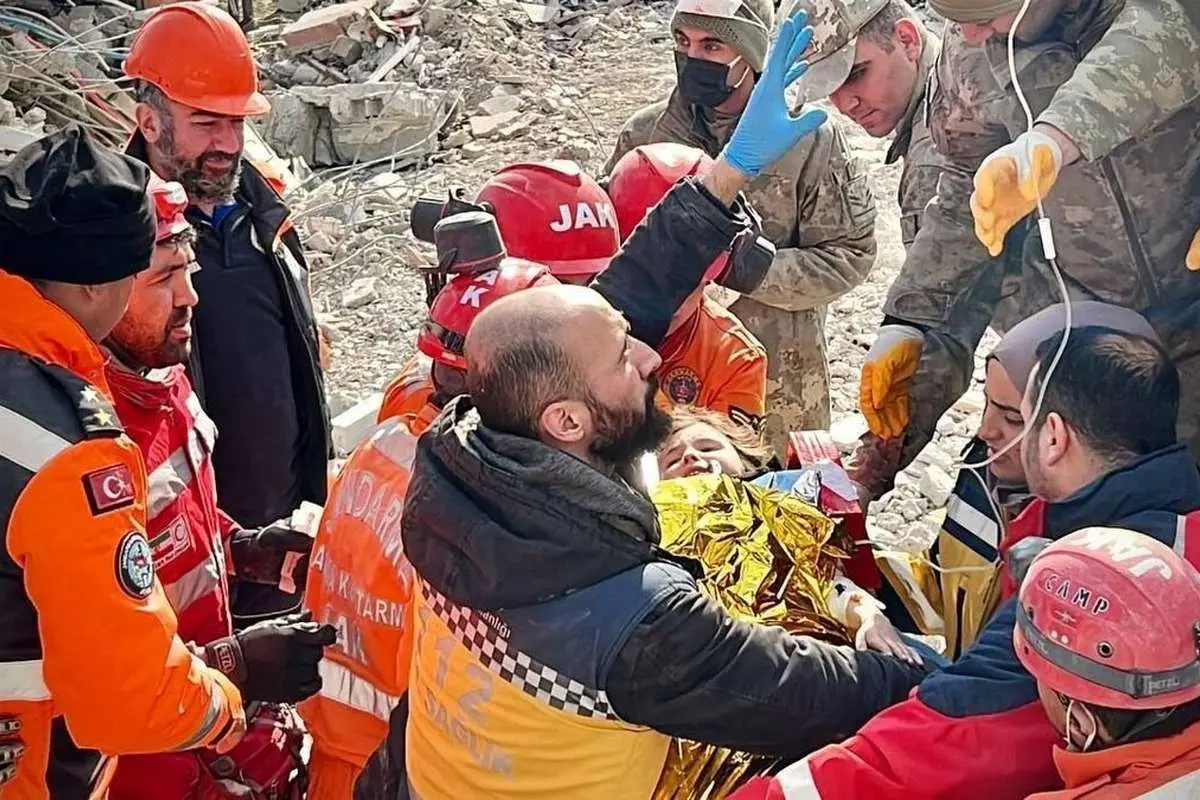 (ویدئو) زلزله ترکیه؛ نجات پدر و دختر بعد از ١٣٠ ساعت با تلاش امدادگران ايران