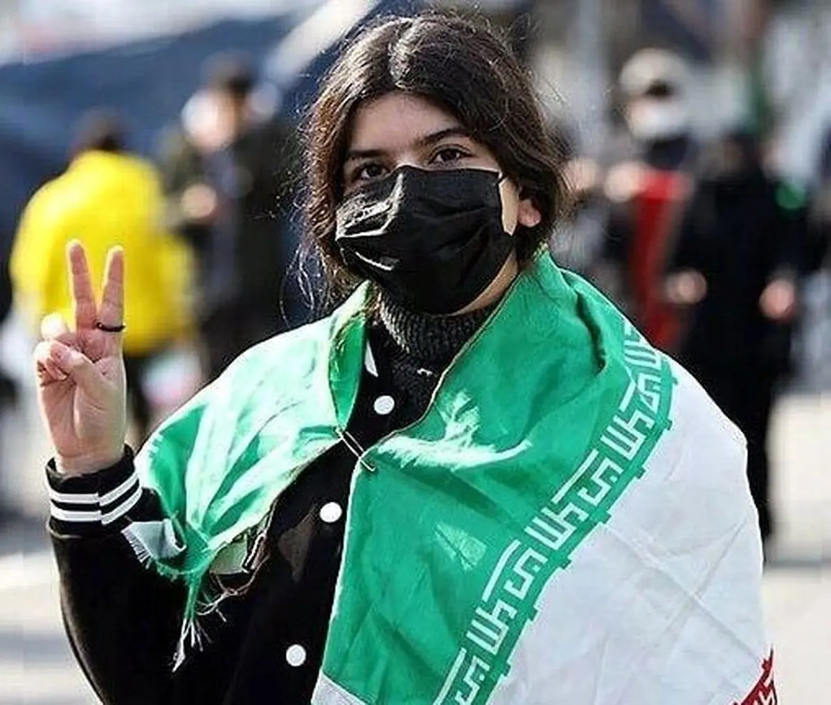 (تصویر) «تذکر حجاب» به دختر کم‌حجاب در راهپیمایی ۲۲ بهمن