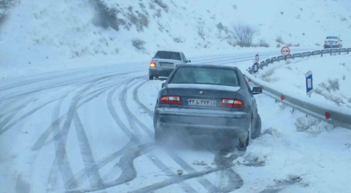 برف و باران در جاده‌های ۲۰ استان کشور