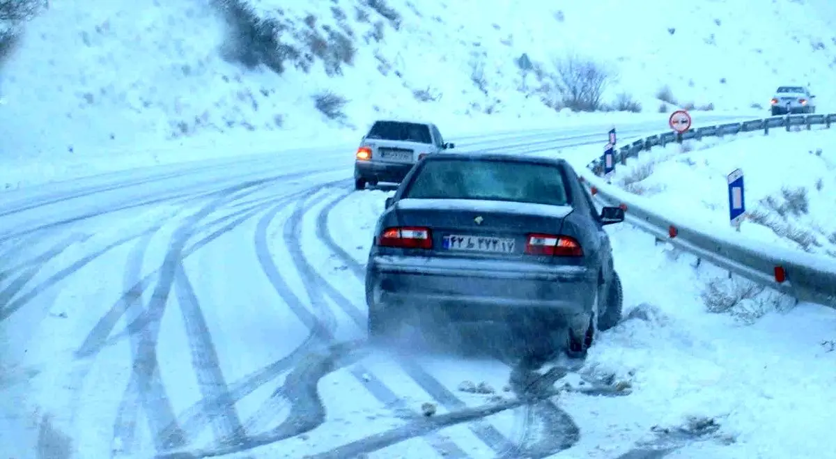 برف و باران در جاده‌های ۲۰ استان کشور