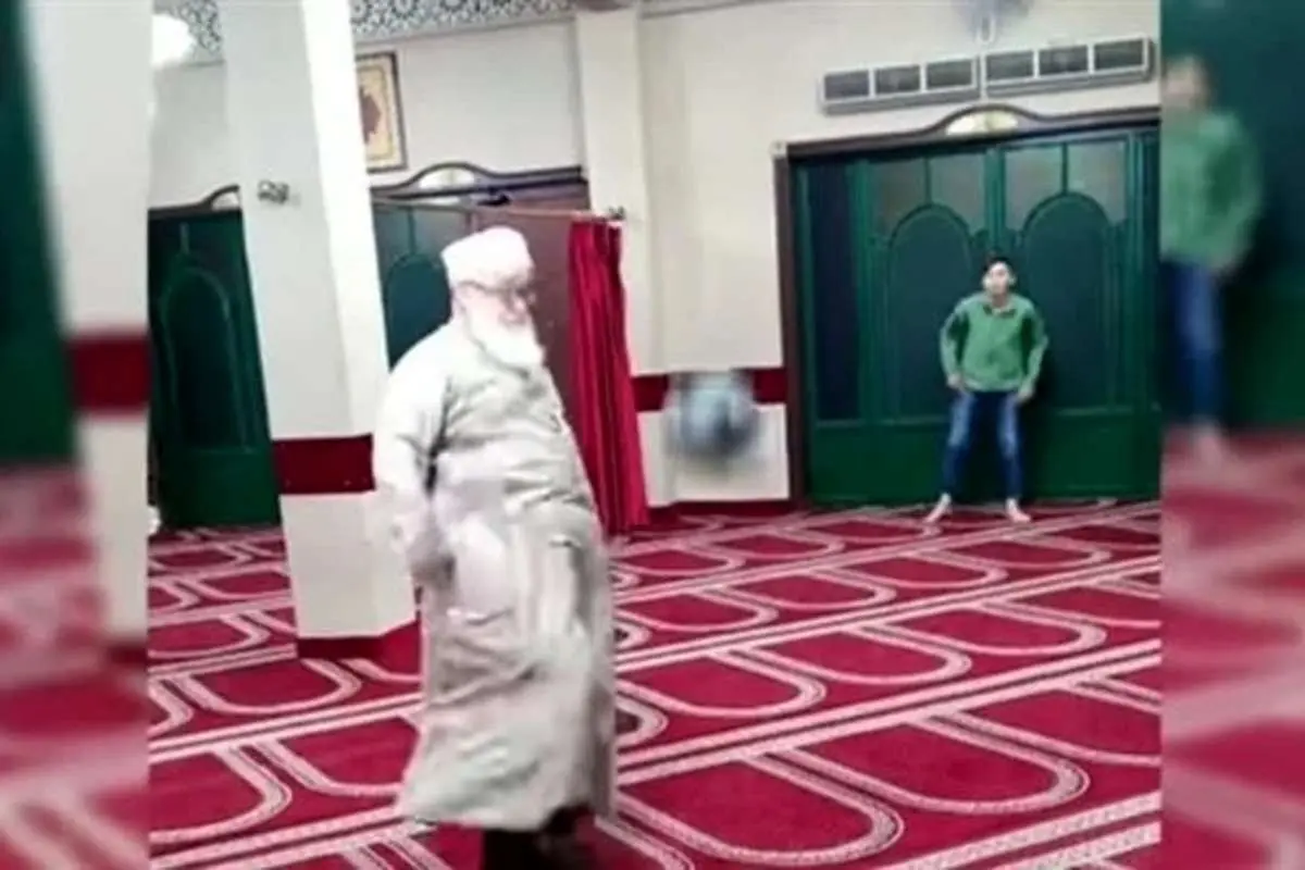 (ویدئو) جنجال فوتبال بازی کردن یک امام جماعت در مسجد!