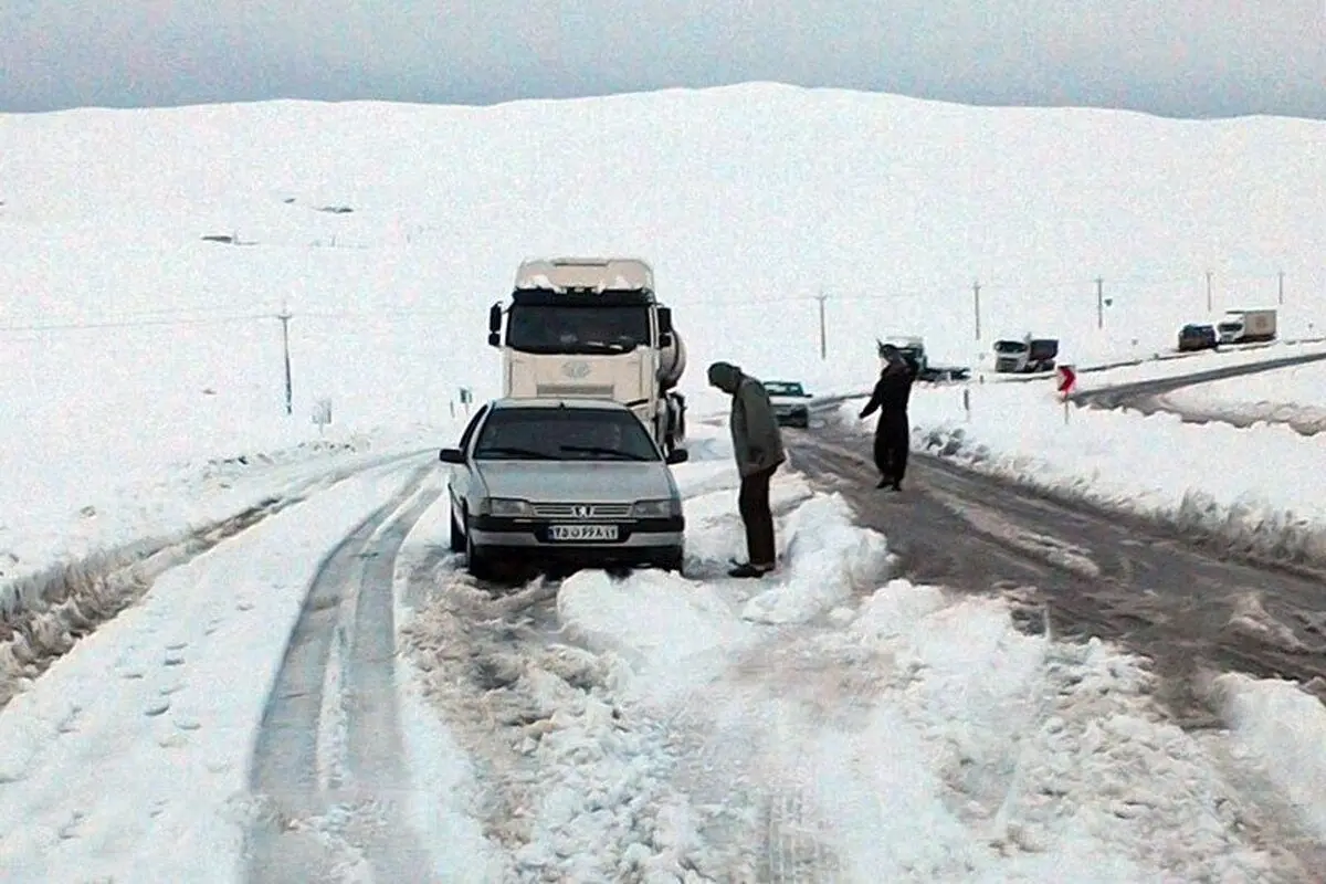 (ویدئو) واژگونی خودرو در برفِ سنگین دماوند