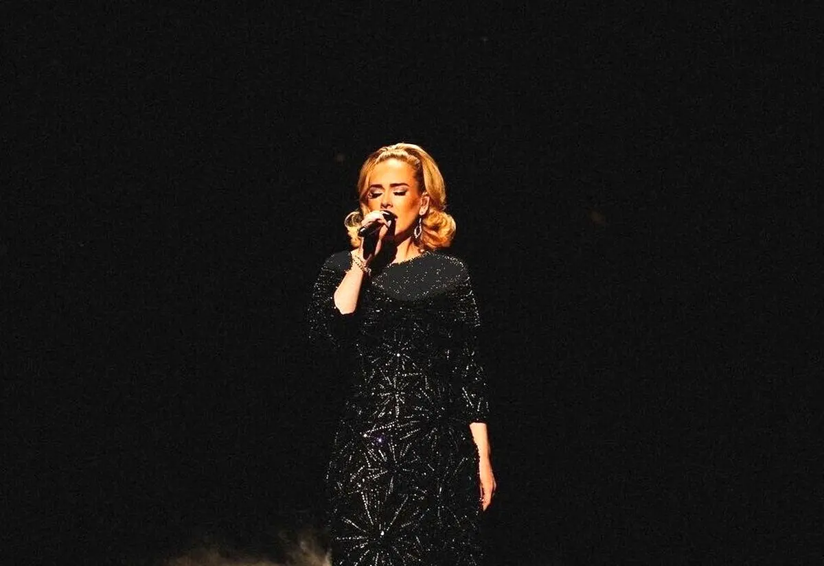 (تصاویر) طراحی لباس خیره کننده ادل در کنسرت جدیدش