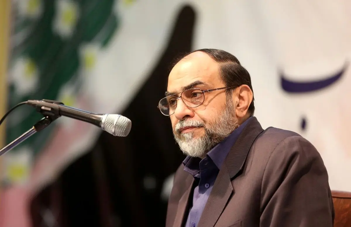 رحیم‌پور ازغدی: علیرضا اکبری پینه مهر هم داشت، آن هم سه تا!