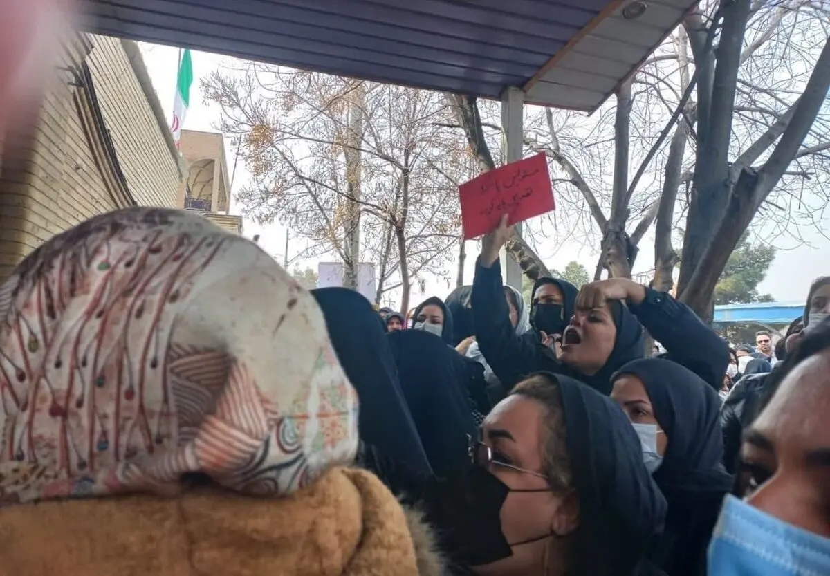 تجمع مقابل فرمانداری قم درپی مسمومیت دانش آموزان